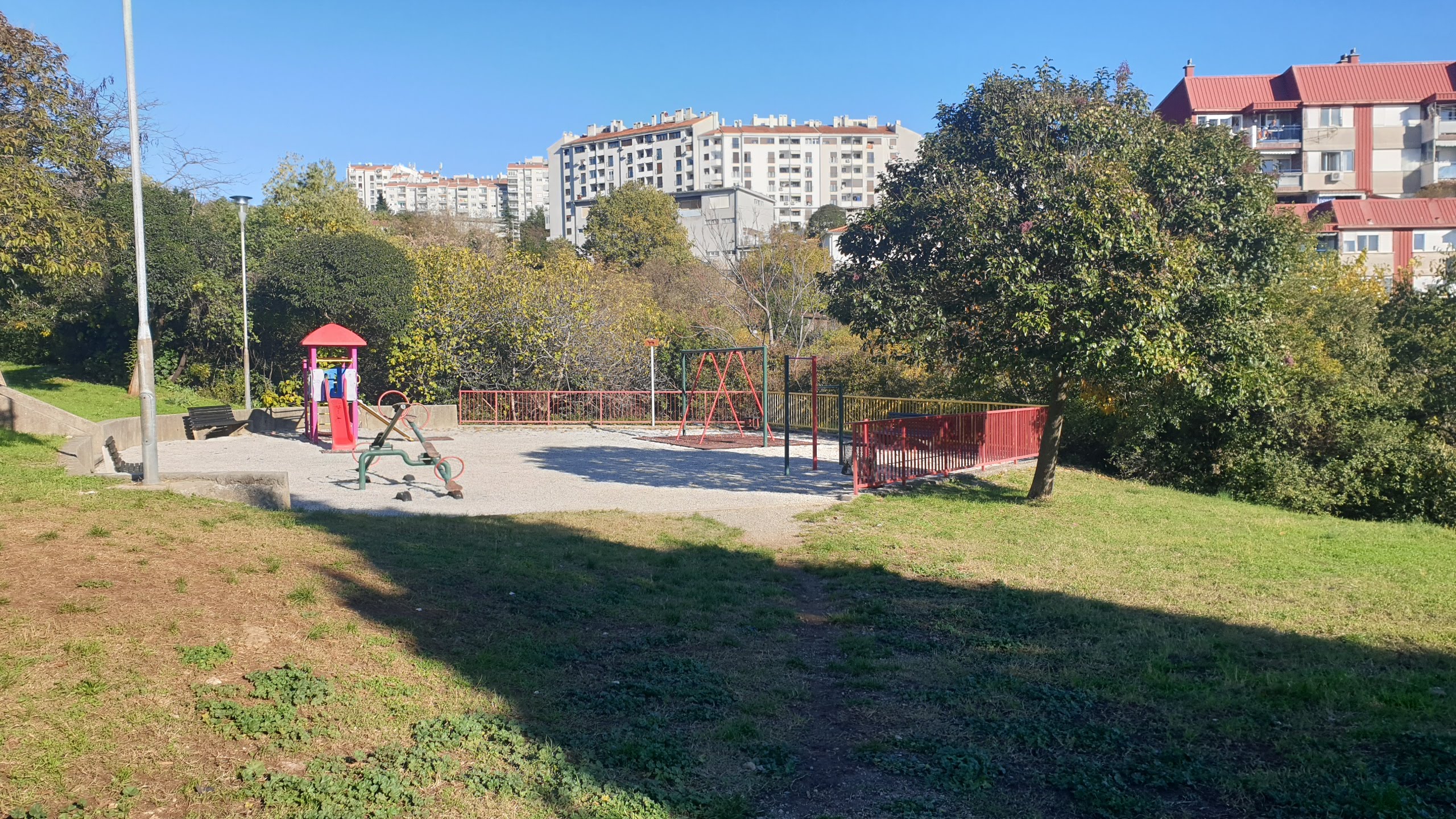 Dječji park na Zametu iznad crvenih zgrada